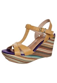 Sandalo con zeppa in pelle marrone, cinturini incrociati, fibbia regolabile alla caviglia e tacco intrecciato multicolore a motivo. Sottopiede viola.