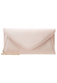 Pochette enveloppe en satin rose avec une bandoulière chaîne dorée, présentant un rabat pointu et des détails cousus le long des bords.