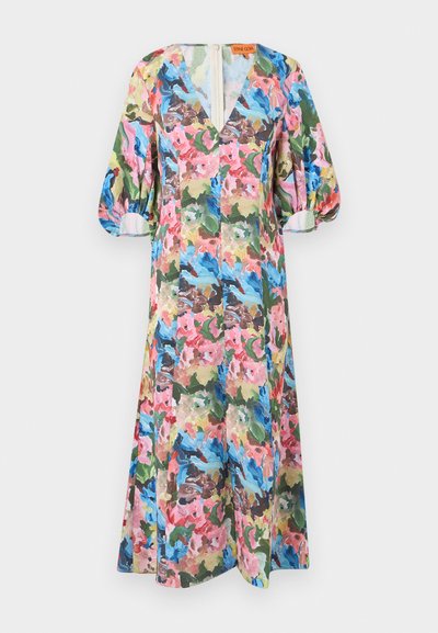 Šaty s kvetinovým vzorom v živých farbách ako ružová, modrá a zelená. Majú výstrih do V, objemné rukávy a dĺžku po kolená. Ľahký materiál.