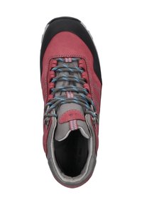 Červená turistická bota se šedým jazykem a šňůrkami. Obsahuje černý gumový ochranný štít na prstech a modré detaily. Má kovové očka pro šňůrky.