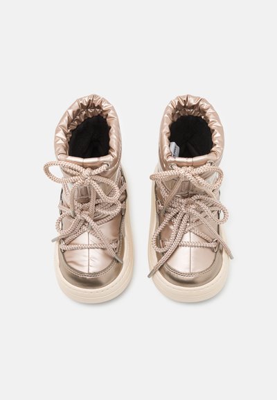 Metallbeige hög-top sneakers med vadderad krage, kontrasterande snören och en kraftig krämfärgad sula. Mjuk tygfoder.