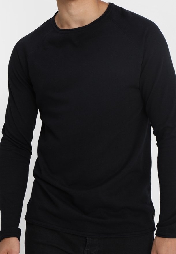 T-shirt noir à manches longues avec un col rond, fabriqué en tissu doux. Il présente des manches ajustées et une texture lisse, sans motifs ni accents visibles.