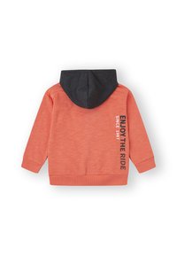 Sudadera de color coral con capucha gris oscuro; presenta el texto "DISFRUTA DEL VIAJE DESDE 1987" en negro a lo largo del costado; tela suave con puños acanalados.