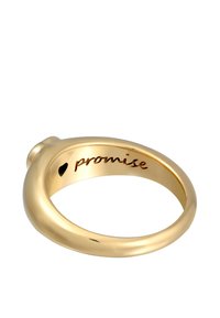 Inel de aur cu un design neted și rotunjit, având o gravură cuvântul „promisiune” și un detaliu sub formă de inimă pe banda interioară.