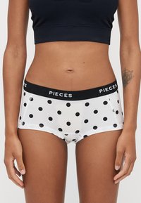 Fehér pamut boxer alsónadrág fekete pöttyökkel és fekete elasztikus derékpánttal, amelyen fehér színnel az "PIECES" felirat található.