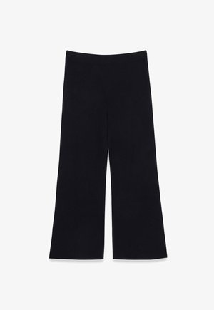 Čierne široké nohavice z textúrovanej látky, s hladkým pásom a bez viditeľného kovania. Klasický, všestranný dizajn.