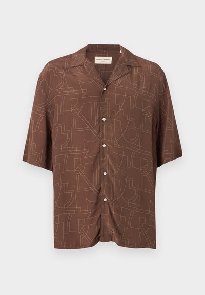 Καφέ πουκάμισο με κοντά μανίκια, κουμπιά και μυτερό γιακά, με αφηρημένο γεωμετρικό σχέδιο κεντημένο σε όλο το ύφασμα.