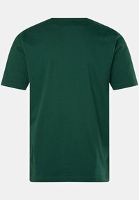 Zelené bavlněné tričko s krátkým rukávem, kulatým výstřihem a hladkým povrchem. Jednoduchý design bez viditelných grafik nebo vzorů.