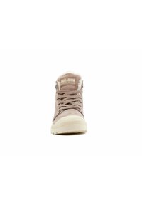 Sneaker alta marrone in suede con suola in gomma texturizzata, caratterizzata da una morbida fodera in pelliccia e un design con lacci. Logo visibile sulla linguetta.