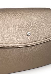 Teksturowana beżowa torebka z zaokrągloną klapą. Posiada srebrne zapięcie na zatrzask oraz subtelny tłoczony wzór. Gładkie wykończenie ze skóry.