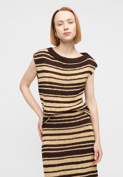 Πλεκτό φόρεμα με πλατύ, στρογγυλεμένο ντεκολτέ· διαθέτει κάθετες ρίγες σε σκούρο καφέ και μπεζ. Εφαρμοστή σιλουέτα με ριμπ υφή.