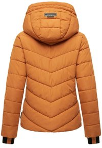 Jachetă umplută portocalie cu glugă, având un model de quilt cu forme în zigzag. Proiectată cu o bandă neagră și portocalie la manșetă.