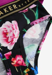 Bikini gaćice s cvjetnim uzorkom koje imaju crnu podlogu s ružičastim i ljubičastim motivima, elastični pojas s natpisom "BAKER by TE" u zlatnom slovu, glatke teksture.