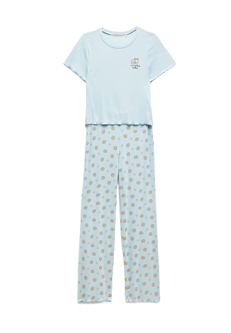  Lichtblauwe katoenen pyjama set met een T-shirt met korte mouwen en een ontwerp van koekjes en melk, en broek met gouden koekjespatronen.