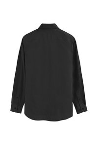 Zwarte lange mouw shirt met een klassieke kraag, knoopsluitingen bij de mouwen en een effen gestructureerde stof. De achteraanzicht toont een getailleerde pasvorm.