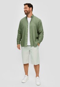 s.Oliver BERMUDA MIT SCHLAUFEN - Shorts - hellgrau