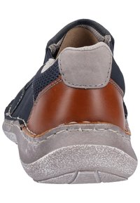 Scarpa slip-on blu navy e marrone con tomaia in pelle e mesh, tallone imbottito, suola in gomma testurizzata e dettaglio di cucitura a contrasto.