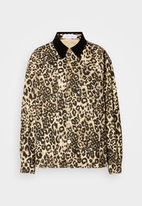 Leopárdmintás ing puha anyagból, fekete gallérral, gombos elülső résszel és két mellzsebkendővel a részletgazdagság érdekében.