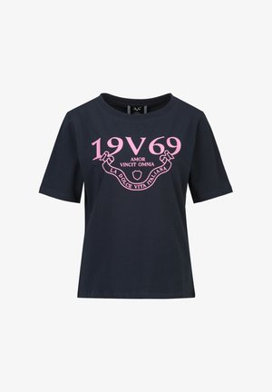 Marineblauw, kortärmelig T-shirt met roze tekst "19V69 Amor Vincit Omnia La Dolce Vita Italiana" op de voorkant.