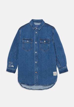 Blaues Jeanshemd mit langen Ärmeln, Knopfverschluss vorne, zwei Brusttaschen und dekorativer Stickerei am linken Ärmel. Abgerundeter Saum.
