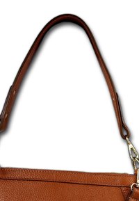 Braune Lederhandtasche mit glatter Textur, abgerundetem Schulterriemen und goldenen Hardware-Akzenten. Das Design zeichnet sich durch klare Linien und einen minimalistischen Stil aus.