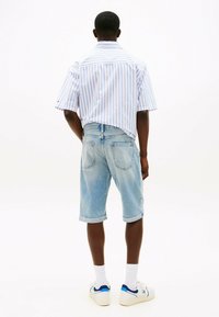 Tommy Jeans RYAN REGULAR DISTRESSED - Jeansshort - denim light