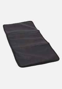 Zwarte leren mat met een zachte textuur en rechthoekige vorm, met drie duidelijke secties en een zachte, versterkte rand.