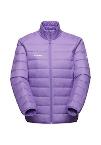 Lila vadderad jacka med hög krage, blixtlås fram och horisontell sömnad. Har logotyp på bröstet och elastiska ärmslut. Lämpligt lätt material.