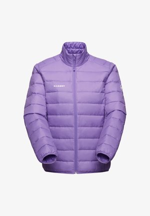 Paars gevoerd jack met hoge kraag, ritssluiting aan de voorkant en horizontale stiknaden. Bevat een logo op de borst en elastische manchetten. Lichtgewicht materiaal.