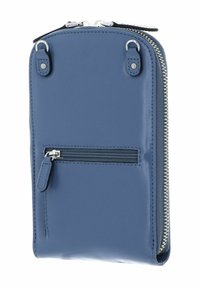 Pochette en cuir bleu avec un dessus arrondi, une fermeture éclair argentée et une poche zippée à l'avant. Dispose de sangles doubles bouclées pour l'attache.