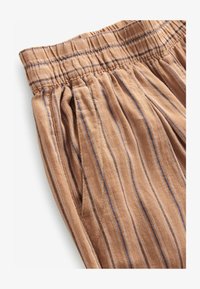 Selezionato, orange stripe