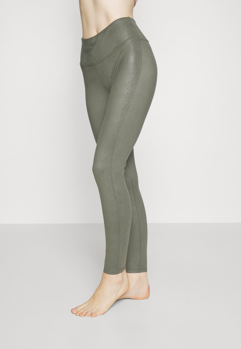 MAGIC Bodyfashion LEATHER LOOK LEGGING - Donji dio pidžame - matcha