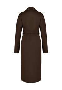 Manteau long marron avec une conception structurée, ceinture à la taille et manches longues, fabriqué en tissu texturé. Pas de fermetures visibles à l'arrière.