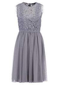 Robe grise avec un corsage en dentelle à motifs floraux, design sans manches et jupe en tulle superposée, arrivant à mi-cuisse.