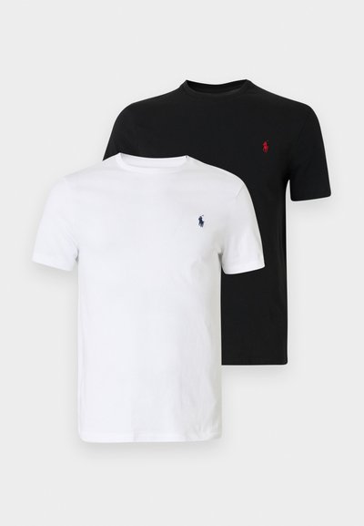 Duas t-shirts de manga curta em algodão branco e preto, com um pequeno logótipo bordado no peito em cores contrastantes.