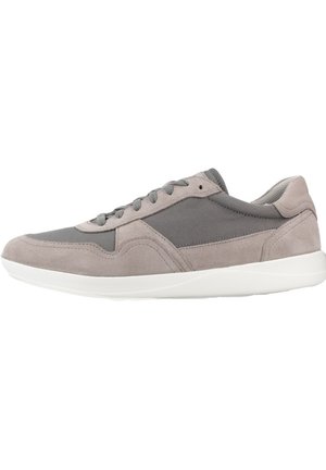 Sneaker grigia in suede e mesh con profilo basso, punta rotonda e suola in gomma bianca. Presenta cuciture tonali e chiusura con lacci.