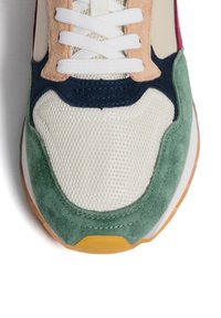 Sneaker med en texturerad mesh- och mockatil i grönt, marinblått, persika och krämfärg. Har vita snören och en sula av gummigummi.