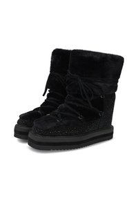 Czarne botki za kostkę z futerkiem, z teksturowaną cholewką, sznurowanym przodem oraz obcasem na koturnie ozdobionym ćwiekami.