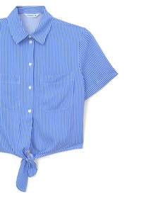 Camicia a maniche corte a strisce blu con colletto, chiusura a bottoni, due tasche frontali e dettaglio in vita legato. Realizzata in tessuto leggero.
