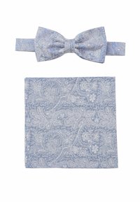 Blaues Schmetterlingskrawatte- und Taschentuch-Set mit einem Paisleymuster, das ausgeklügelte weiße Blumenmuster auf strukturiertem Stoff zeigt.