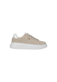 Sneaker beige con tomaia in tessuto testurizzato, suola in gomma bianca e occhielli in metallo dorato. Presenta un design minimalista e una palette di colori neutri.