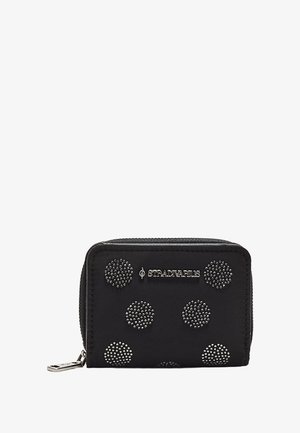 Portafoglio nero con cerniera, caratterizzato da design circolari a borchie. Presenta il logo, una texture liscia e una forma rettangolare compatta. Inclusa una linguetta metallica per la cerniera.