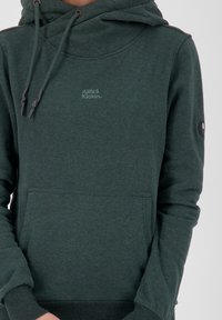Sudadera con capucha de color verde oscuro, mezcla de algodón, con un bolsillo delantero, cordones ajustables y un pequeño logo en el pecho.