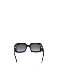 Lunettes de soleil rectangulaires noires avec des montures épaisses et des verres dégradés foncés, face vers l'avant sur un fond blanc.
