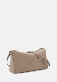 Borsa a tracolla rettangolare in suede di un beige chiaro, con chiusura a zip e tracolla regolabile con fibbia in metallo. Texture liscia con dettagli minimi.