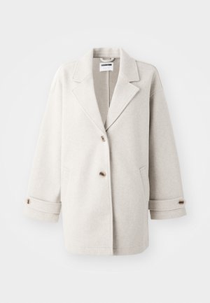 Šviesiai pilkas vilnonis paltas su didelėmis apykaklėmis, dviem mygtukais, sukniubtomis rankovėmis ir šoninėmis kišenėmis. Minkšta tekstūra, laisvas siluetas ir minimalistinis dizainas.