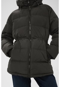 Kurtka puchowa w kolorze ciemnoszarym z zamkiem z przodu, elastycznym paskiem w talii i kapturem. Charakteryzuje się poziomym przeszyciem i ściągaczami przy rękawach.