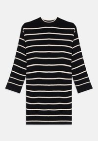 Svart langermet strikkekjole med horisontale hvite striper og ribbestrikket tekstur, rund hals og rett snitt.