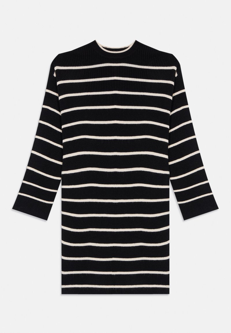 Svart langermet strikkekjole med horisontale hvite striper og ribbestrikket tekstur, rund hals og rett snitt.