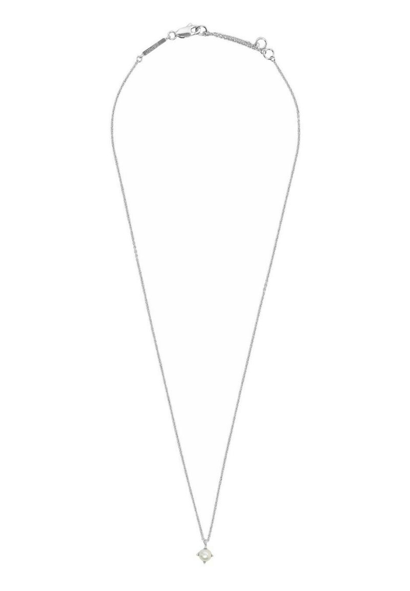 Collana d'argento con una catena fine, caratterizzata da un piccolo ciondolo rotondo di una leggera tonalità, con una superficie liscia e lucida.